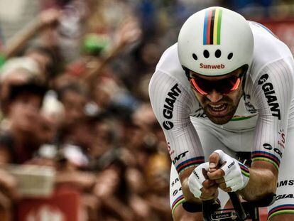 Tom Dumoulin cruza la línea de meta de la contrarreloj.