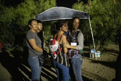 Alison 16 años, hija de Jorge Luis Martínez, minero atrapado bajo tierra el pasado miércoles es reconfortada por su madre Carolina, durante las labores de rescate.