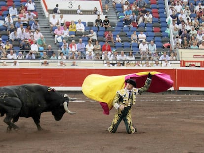 Manuel Escribano recibe a uno de sus toros con una larga cambiada frente a la puerta de chiqueros.