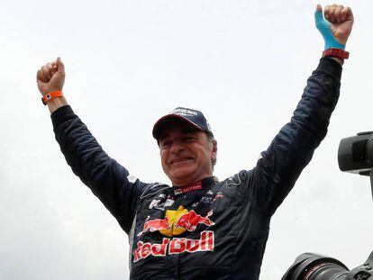 Sainz celebra su victoria en el Rally Dakar.