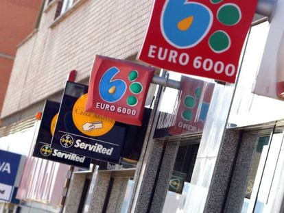 Entrada de varias sucursales bancarias en una calle de Madrid.