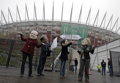 Protestas contra los líderes mundiales en la Cumbre del Clima de Varsovia.