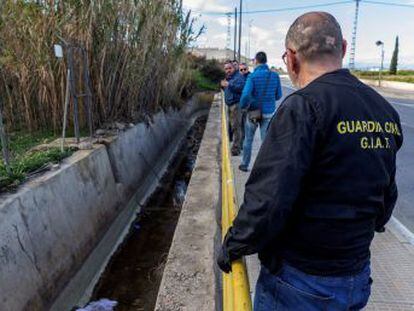 A un kilómetro del lugar donde estaba el cadáver se ha localizado un vehículo calcinado