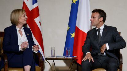Emmanuel Macron y Liz Truss se reúnen en Praga, en el entorno de la reunión de la Comunidad Política Europea.