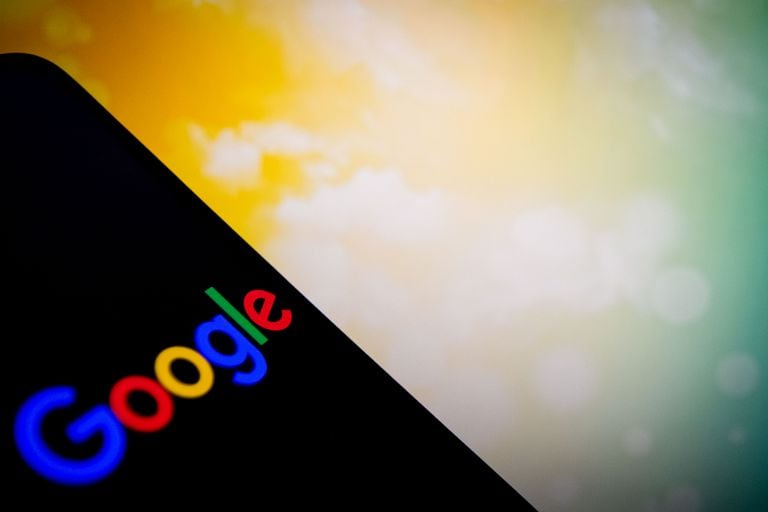 Logo de Google logo en un smartphone.