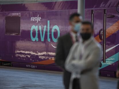 Un tren Avlo en la estación de Joaquín Sorolla de Valencia.