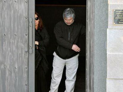 El empresario Lázaro Baez acompaña a Cristina Fernández.