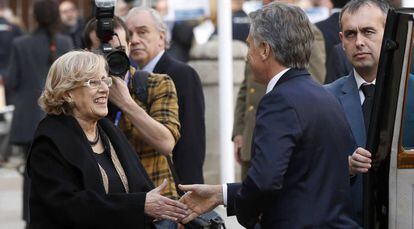 La alcaldesa de Madrid, Manuela Carmena, con el presidente de Argentina, Mauricio Macri.