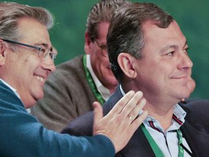El secretario general del PP andaluz, Jos&eacute; Luis Sanz (derecha), ayer en su despedida del cargo. 