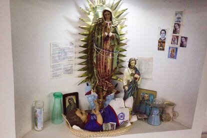 Altar de la Virgen de Guadalupe en el vestidor del estadio Azul.