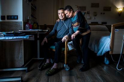 Carlos Gómez, con fibrosis quística, en la Unidad de Cuidados Paliativos del Centro Asistencial San Camilo, en Tres Cantos, junto a su mujer, Loli Padilla.