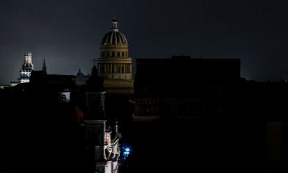 La Habana sin luz tras el paso del huracán, este martes.