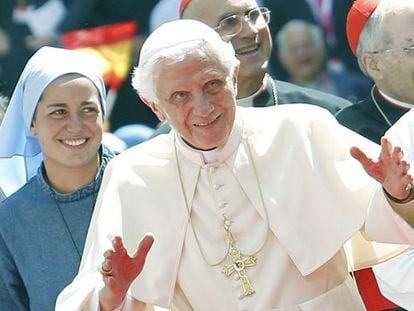 El papa Benedicto XVI, a su llegada al encuentro que ha mantenido con jóvenes religiosas en El Escorial