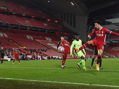 Jones marca el gol del Liverpool ante la mirada de Onana, que había dejado pasar la pelota.