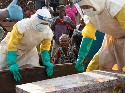 Una mujer llora al lado del atañud de su hijo, sospechoso de haber muerto de ébola, el 17 de diciembre del año pasado en Beni (República Democrática del Congo). 