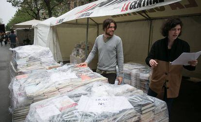 Unos libreros, preparando ayer su tenderete en Barcelona.