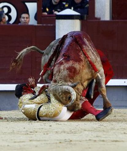 El diestro Rubén Pinar en la faena de muleta al primero de su lote durante el vigésimo segundo festejo de la Feria de San Isidro.