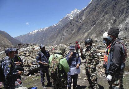 Varios soldados nepal&iacute;es inspeccionan los destrozos provocados por el terremoto que asol&oacute; Nepal, en el valle de Langtang, el 2 de mayo. 