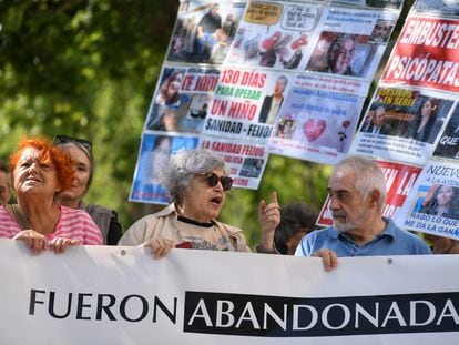 Varias personas sostienen una pancarta este jueves frente a los Juzgados de Plaza de Castilla, con ocasión de una vista en la que había sido solicitada la comparecencia de tres exaltos cargos del Gobierno de Isabel Díaz Ayuso.