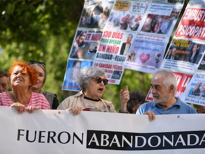 Varias personas sostienen una pancarta este jueves frente a los Juzgados de Plaza de Castilla, con ocasión de una vista en la que había sido solicitada la comparecencia de tres exaltos cargos del Gobierno de Isabel Díaz Ayuso.