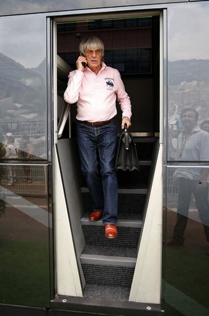 Bernie Ecclestone charla por teléfono antes de la reunión de la Fota, la sociación de los equipos de la fórmula 1, donde se iba a discutir el futuro de Flavio Briatore tras conocer la trampa de Renault.