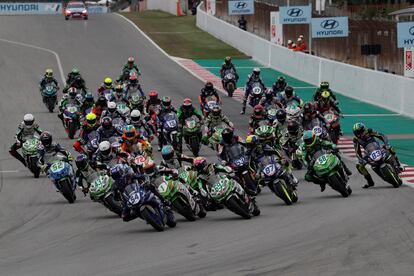 Salida de la categoría Supersport 300 del Gran Premio de Cataluña en la pista de Monmelo.