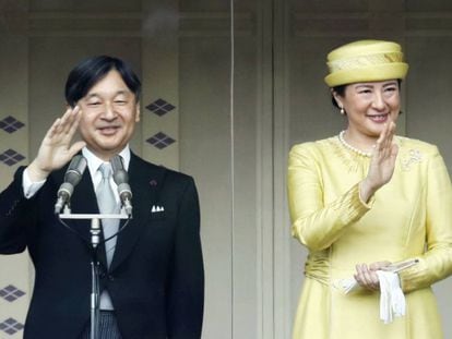 Naruhito y Masako saludan al público, este sábado.