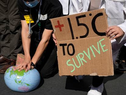 Manifestantes fingen reanimar al planeta Tierra con un límite de calentamiento global de 1,5 grados durante la cumbre COP27 de la ONU.