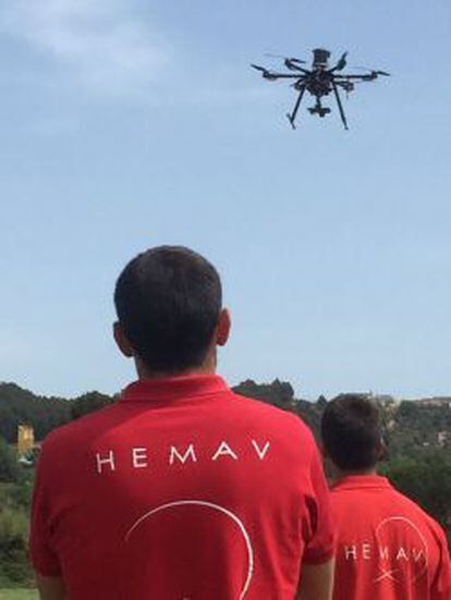 Un dron de Hemav sobrevuela una finca agrícola.