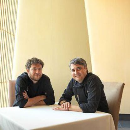 Los cocineros Bruno Oteiza (izquierda) y Mikel Alonso (derecha), en el restaurante Biko.