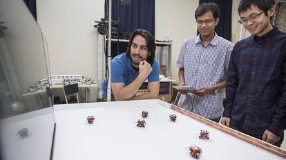 Los cientos de pequeños robots que se autorrecargan se pueden programar a distancia