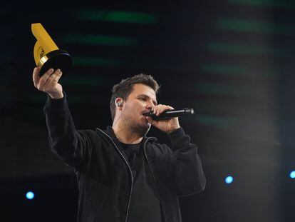 El cantante Dani Martín muestra el premio que recibió por su trayectoria en la industria musical en la gala de los premios Dial, celebrados el 16 de marzo en Santa Cruz de Tenerife.