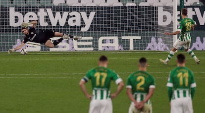 El portero del Athletic, Unai Simón, para este jueves el penalti lanzado por el bético Sergio Canales en la tanda de penaltis.