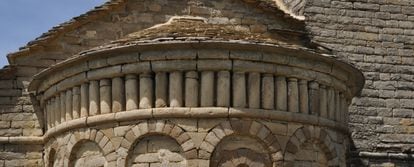 Friso de rollos, elemento ornamental en la iglesia de San Pedro de Lárrede.