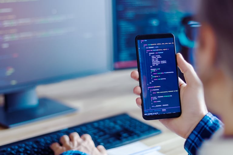 Imagen de recurso de una programadora trabajando.