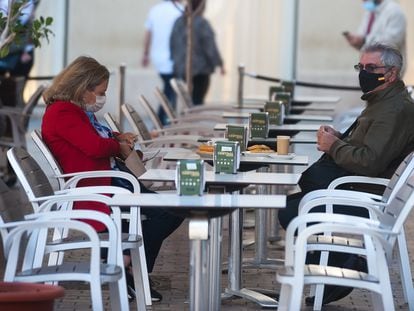 Una pareja consume en la terraza de un bar de Málaga, este lunes.