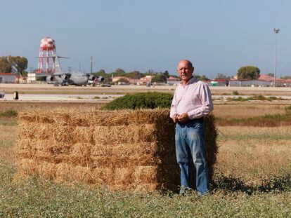 Manuel Escot es uno de los agricultores que explota parte de 400 hectáreas dentro de la Base de Rota, en cultivos como el algodón y el trigo