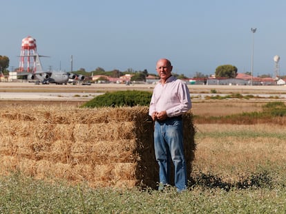 Manuel Escot es uno de los agricultores que explota parte de 400 hectáreas dentro de la Base de Rota, en cultivos como el algodón y el trigo