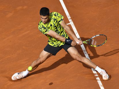 Alcaraz golpea la pelota durante la semifinal contra Evans.