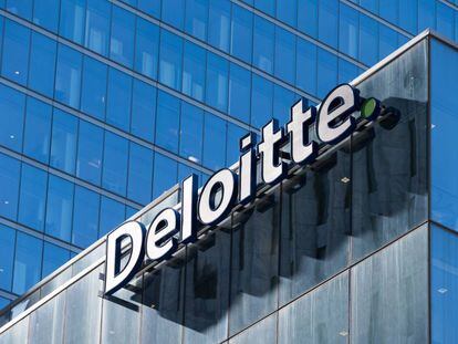 Fachada con el logo de Deloitte en uno de sus edificios.
