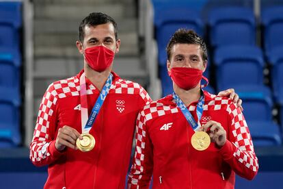 Mate Pavic, left, and Nikola Mektic, of Croatia, pose with their gold medals during a medals ceremony for the men's doubles tennis competition at the 2020 Summer Olympics, Friday, July 30, 2021, in Tokyo, Japan. (AP Photo/Patrick Semansky)