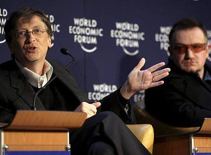 El presidente de Microsoft, Bill Gates, y el cantante Bono, durante una conferencia en Davos (Suiza)