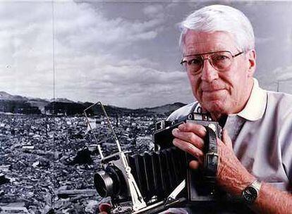 Joe O&#39;Donnell  posa  con su antigua cámara ante una de sus imágenes de Hiroshima de 1945.