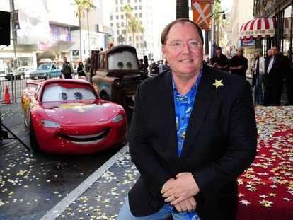 John Lasseter, en noviembre de 2011, con los personajes de 'Cars', cuando recibió su estrella del Paseo de la Fama de Hollywood.