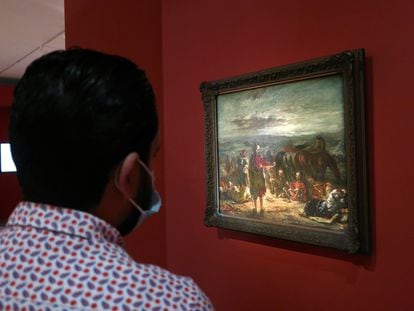 Un visitante observa, en el museo Mohamed VI, una pintura de la exposición 'Eugène Delacroix, recuerdos de un viaje a Marruecos'.