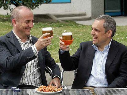 Los socialistas Miguel Sebastián y Rafael Simancas brindan con cerveza tras el mitin de Latina.