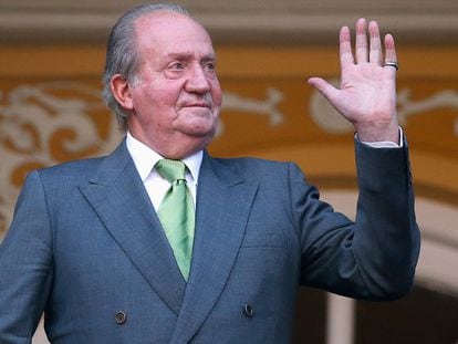 Spain's King Juan Carlos waves shortly before a bullfight at Las Ventas bullring in Madrid June 4, 2014. The King said on Monday he would abdicate in favour of his son Prince Felipe, aiming to revive the scandal-hit monarchy at a time of economic hardship and growing discontent with the wider political elite. REUTERS/Juan Medina (SPAIN - Tags: ROYALS POLITICS) - GM1EA6505DQ01