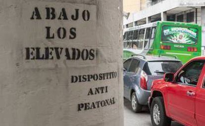Arriba: Concentración en la ciudad. Educar a los niños es fundamental para la conciencia futura. Abajo: Peatones Activos denuncia con mensajes las malas condiciones de las calles para los viandantes en Caracas.