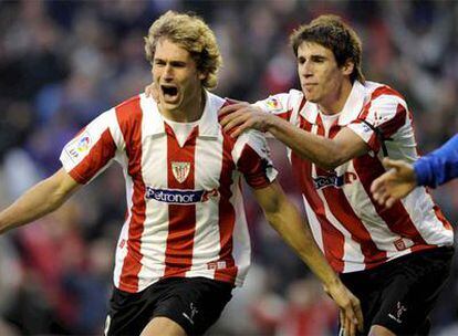 Llorente festeja un gol mientras Javi Martínez corre a felicitarle.