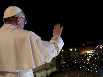 El papa Francisco I saluda a los fieles en San Pedro este mi&eacute;rcoles.